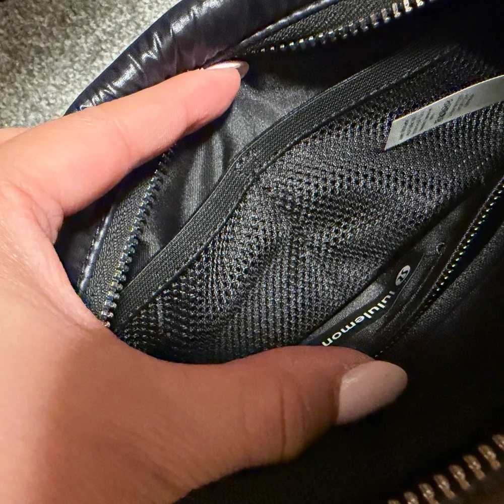 lululemon athletica  puff crossbody bag- Black - Picture 8 of 8